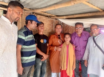 অসুস্থ্য হকার শফিকে ঈদ সামগ্রী ও অর্থ দিলেন চৌগাছার সাংবাদিকবৃন্দ 