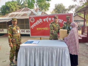 বাঙ্গালহালিয়াতে সেনাবাহিনীর উদ্যোগে অসহায় পরিবারের মাঝে ঈদ উপহার বিতরণ।