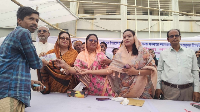 রূপগঞ্জের তিন চাকার পরিবহনের চালকদের মধ্যে নগদ অর্থ বিতরণ
