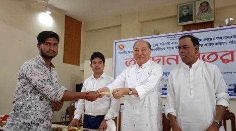 কাপ্তাইয়ে মেধাবী শিক্ষার্থী ও অসহায় পরিবারের মাঝে আর্থিক বিতরণ করলেন দীপংকর তালুকদার