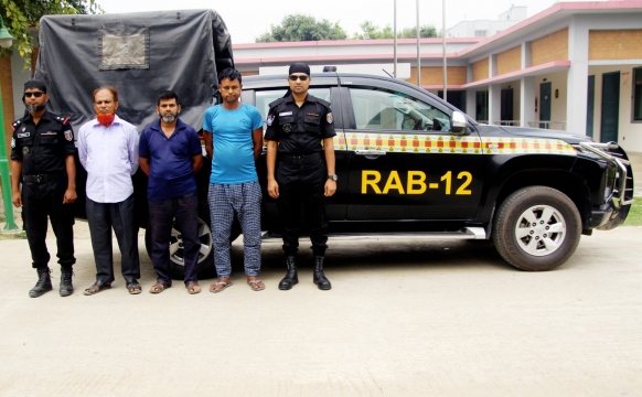 র‌্যাব-১২ অভিযানে সিরাজগঞ্জে ৫০.৫ কেজি গাঁজাসহ ০৩ জন গ্রেফতার,পিকআপ জব্দ