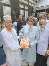 খলিল প্রধানিয়ার উদ্যোগে দুস্থদের মাঝে শাড়ি,থ্রি-পিছ ও অর্থ বিতরণ 