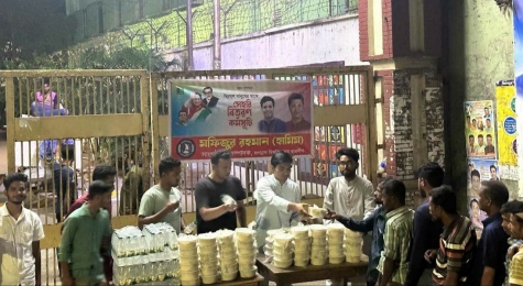 শতাধিক মানুষের মাঝে জবি ছাত্রলীগ নেতার সাহরি বিতরণ 