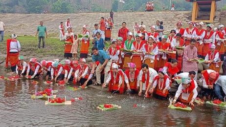 ফুল বিষুতে কাপ্তাইয়ের কর্ণফুলী নদীতে ফুল ভাসালো তনচংগ্যা সম্প্রদায়ের নর নারীরা