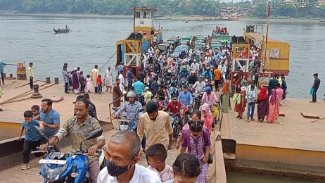 ঈদের ছুটিতে  চন্দ্রঘোনা - রাইখালী ফেরিঘাটে ব্যস্ততা বেড়েছে : পানির স্থর নীচে থাকায় পল্টুনে গাড়ী উঠতে সীমাহীন দূর্ভোগ