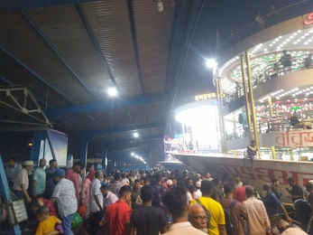 বরিশাল নদী-বন্দরে ভিড় বেড়েছে ঢাকা মুখী মানুষের।