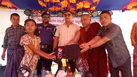 ধলিয়াপাড়া শিক্ষা ফাউন্ডেশনের উদ্যেগে,শিক্ষা সামগ্রী বিতরণ।