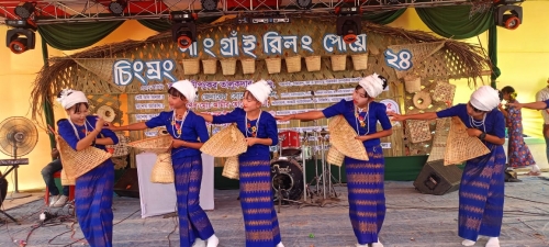 কাপ্তাইয়ের  চিংম্রং এ  সাংগ্রাঁই জল উৎসবে মাতোয়ারা হাজার হাজার তরুণ তরুণী ।