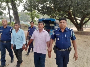 নাচোলে ভুয়া ডিজিএফআইয়ের ডাইরেক্টরসহ দুইজন আটক।