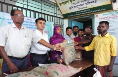 ইন্দুরকানিতে ক্ষুদ্র ও চাষীদের মাঝে বিনামূল্যে সার ও বীজ ধান বিতরণ