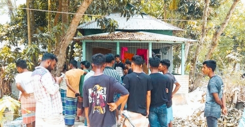 টাঙ্গাইলে দাম্পত্য কলহের জেরে ঘুমন্ত স্বামীর গোপনাঙ্গ কেটে ফেলার অভিযোগ উঠেছে স্ত্রীর বিরুদ্ধে। এ ঘটনার পর থেকে শিশুসন্তানসহ পলাতক ওই নারী।
