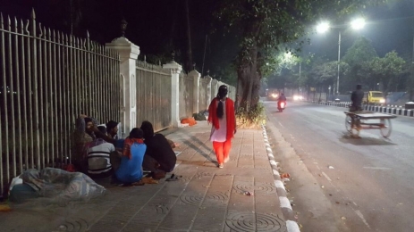 ঢাকায় গভীর রাতে রাস্তায় রাস্তায় ঘুরছে মানুষ, কিন্তু কেন 