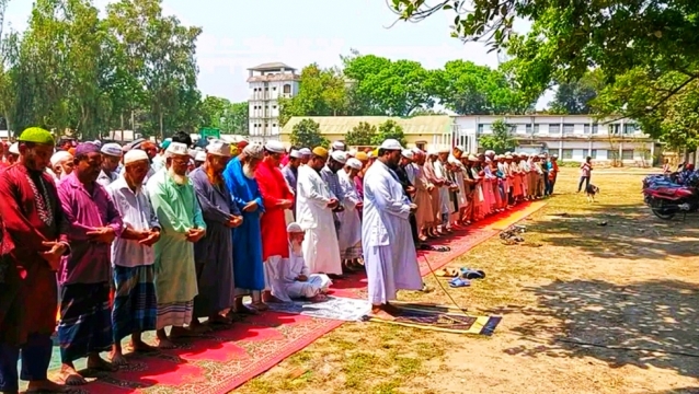 তীব্র তাপদাহ থেকে পরিত্রাণের জন্য লালমনিরহাটে  বিশেষ নামাজ আদায়।