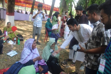ভর্তিচ্ছু পরীক্ষার্থীদের সুপেয় পানি সরবরাহে ইবি শাখা ছাত্রলীগ