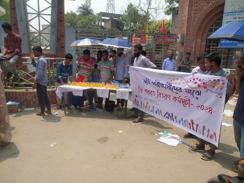 পরীক্ষার্থীদের জন্য ফ্রি তে শরবত বিতরণ এর ব্যতিক্রমধর্মী উদ্যোগ হাবিপ্রবি সমকাল সুহৃদ সমাবেশ এর 