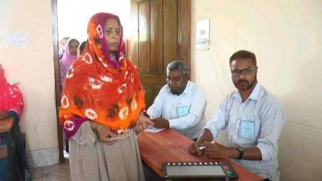 নীলফামারী জলঢাকা পৌরসভার মেয়র পদে উপ- নির্বাচনের ভোট গ্রহণ। 