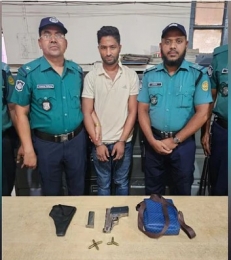 পুলিশ চোর ধরে ৫টি অবৈধ অস্ত্রের মালিকের খোঁজ পেল