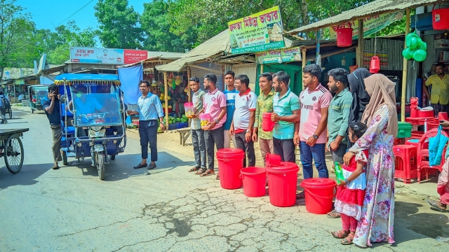 যুব শক্তি সমাজ কল্যাণ সংস্থার উদ্যোগে ঠান্ডা পানির শরবত ও স্যালাইন বিতরণ।