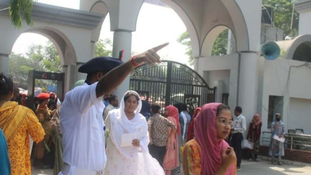 ঠিক বামে ঘুরে একটু ডানে যান