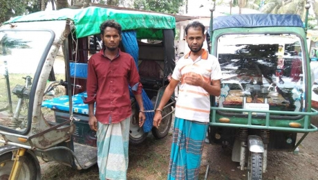 নলছিটিতে চোরাই ব্যাটারি চালিত অটোরিকশাসহ আটক -২।