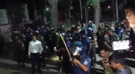 নীলফামারী ডোমার উপজেলা পরিষদ নির্বাচনের ফলাফল ঘোষণার সময় হামলা আটক ১০। 