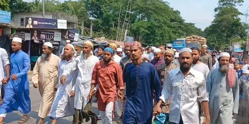 উজিরপুরে বিশ্বনবীকে কটূক্তির প্রতিবাদে বিক্ষোভ মিছিল।