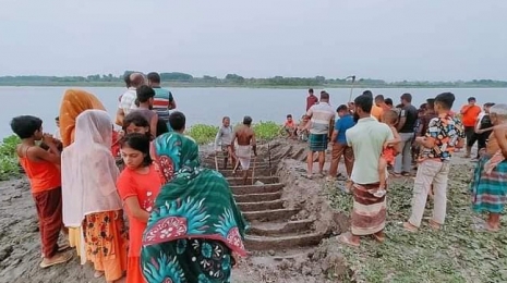 মাটি খুঁড়তেই মিলল পুরোনো নৌকা