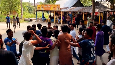 পোশাকে ঝোল পড়াকে কেন্দ্র করে ইবিতে জুনিয়র-সিনিয়র মারামারি