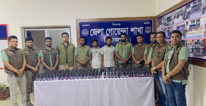 সিরাজগঞ্জে ২৮৮ বোতল ফেন্সিডিল,১টি এ্যাম্বুলেন্সসহ ২ জন আটক