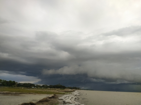 রেমালের প্রভাবে লক্ষ্মীপুরে দমকা হাওয়া সহ বৃষ্টি শুরু 