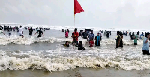 ঘূর্ণিঝড় রেমালের প্রভাবে উত্তাল কক্সবাজার সমুদ্র সৈকত