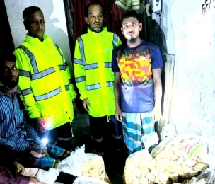 লক্ষ্মীপুরে ঘূর্ণিঝড়ে ক্ষতবিক্ষত উপকুলবাসী আশ্রয়গ্রহণকারীদের মাঝে নৌ পুলিশের শুকনো খাবার বিতরণ 