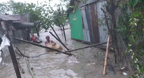 হঠাৎ এক বুক পানি 