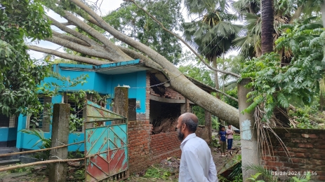 ঘূর্নিঝড় রোমেলে লণ্ডভণ্ড সব,এমন পানির উচ্চতা এর আগে দেখে নি কেউ।অন্যের গাছ উপরে পরে ভাঙলো ঘরের ছাদ,নি:স্ব ড্রাইভার জাকির। 