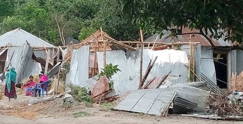 নীলফামারীতে পাঁচ শতাধিক ঘর বাড়ি উড়ে গেছে ঝড়ে। 
