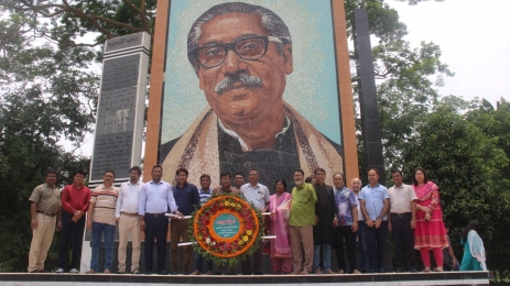 নবগঠিত 'বঙ্গবন্ধু পরিষদ' কমিটির মুজিব ম্যুরালে শ্রদ্ধাঞ্জলি নিবেদন