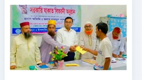 ডোমারে অসহায় মানুষের মাঝে সরকারি যাকাত বিতরণ। 