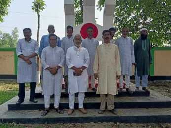 বকশীগঞ্জে জুতা পায়ে শহিদ মিনারের অমর্যাদা ও অবমাননা করেন ইউপি চেয়ারম্যান 