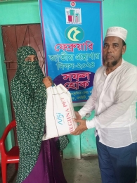 নলছিটিতে ফিরোজা আমু স্মৃতি পাঠাগারের উদ্যোগে ঘুর্নিঝড়ে ক্ষতিগ্রস্তদের খাদ্য সহায়তা প্রদান।