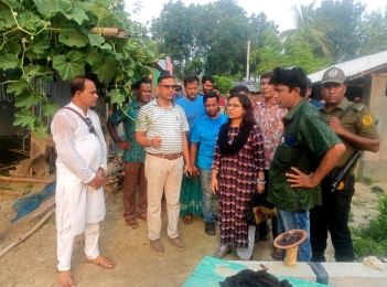 চৌগাছার অসহায় পঙ্গু পত্রিকা পরিবেশক শফির বাড়িতে হাজির উপজেলা নির্বাহী অফিসার।