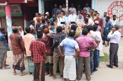 পিরোজপুরে ঘূর্ণিঝড় আক্রান্ত মানুষের মাঝে বিএনপি'র খাদ্য সামগ্রী বিতরণ। 