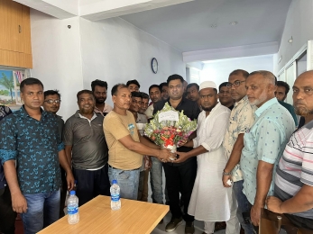 চৌগাছা বাস ও মিনিবাস মালিক সমিতির কমিটি’কে ফুলেল শুভেচ্ছা জানান অত্র প্রতিষ্ঠানে কর্মরত স্টাফ গণ।