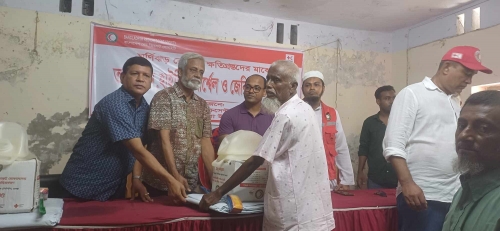 নলছিটিতে রেমালে ক্ষতিগ্রস্তদের মাঝে রেড ক্রিসেন্ট