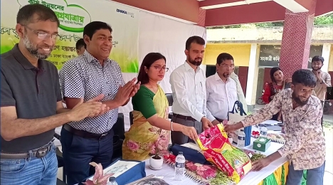 চৌগাছায় কৃষকদের মাঝে বিনামূল্যে বীজ, সার ও কীটনাশক বিতরণ