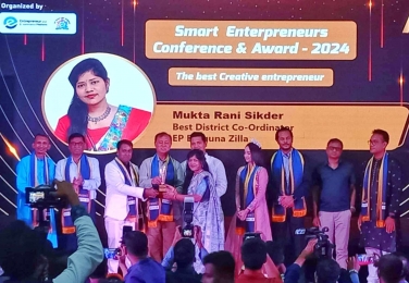 স্মার্ট অন্টাপ্রেনিওরস কনফারেন্সে অ্যাওয়ার্ড প্রাপ্ত হলেন বরগুনার মুক্তা রানী