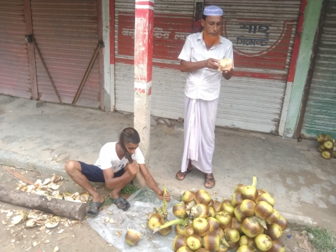 তীব্র গরমে পূবাইলে বেড়েছে তাল শাঁসের বিক্রি 