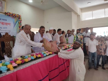 ঘূর্ণিঝড় রেমালে ক্ষতিগ্রস্থদের মাঝে ত্রান বিতরণ করলেন আমির হোসেন আমু। 