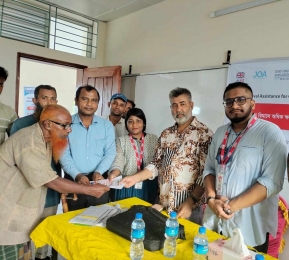 ইন্দুরকানীতে রেমেলে অধিক ক্ষতিগ্রস্ত পরিবারের মাঝে নগদ অর্থ প্রদান। 
