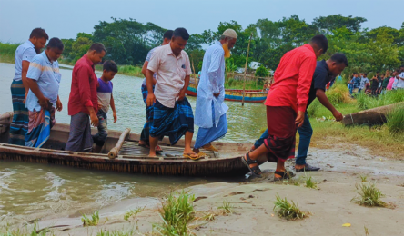 নেই কোনো সেতু, পারাপারের একমাত্র ভরসা ছোট একটি নৌকা