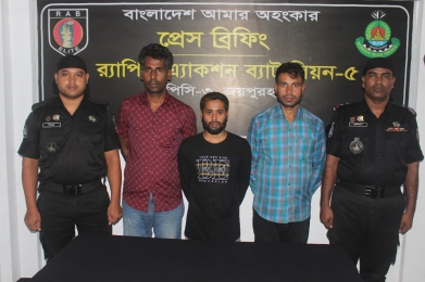 পর্নোগ্রাফি সংরক্ষণ ও বিক্রয় চক্রের ৩ সদস্য গ্রেফতার 